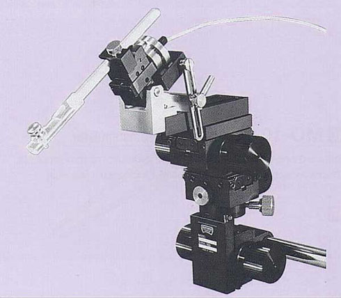 Three-Axis Coarse Mechanical Micromanipulator with Fine Water Hydraulic Z-Axis Control. Ideal for experiments under low magnification