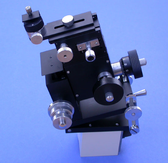 Three-Axis Coarse/Fine Micromanipulator and Magnetic Base for Installation on the Stage Side of a Microscope (with Tilting, Rotation Mechanism)